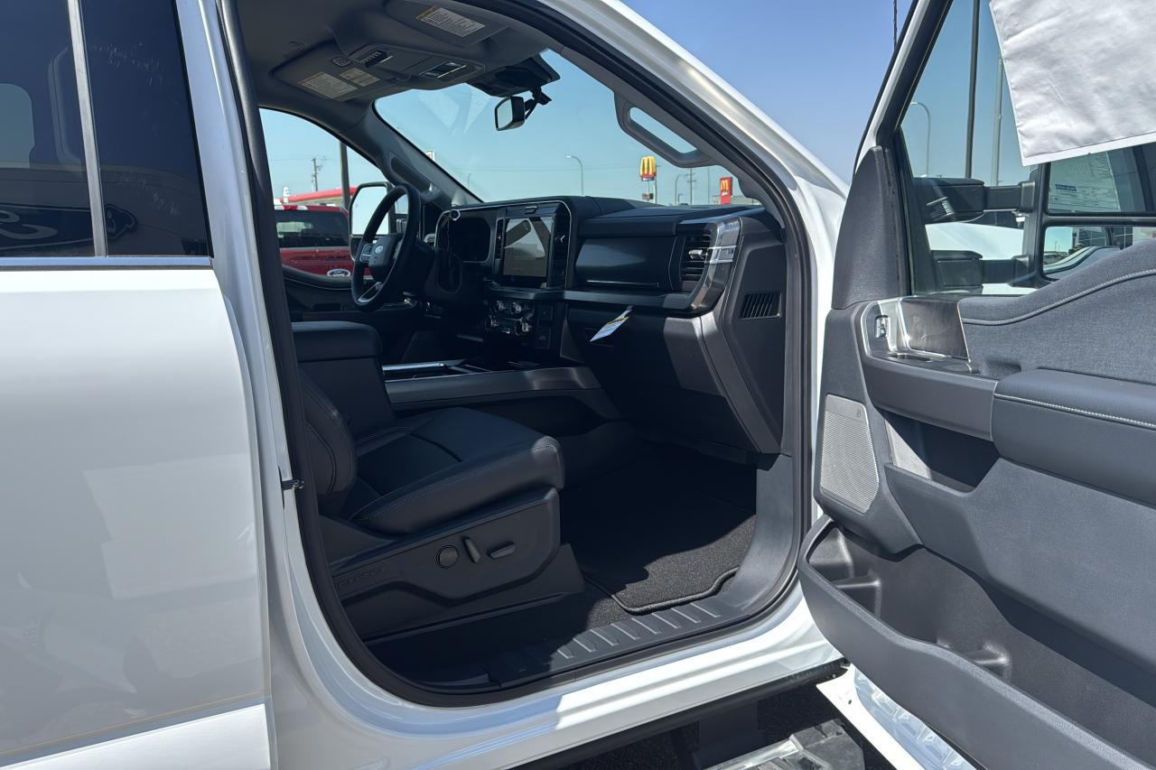 2025 Ford F-350 Super Duty Lariat Photo5