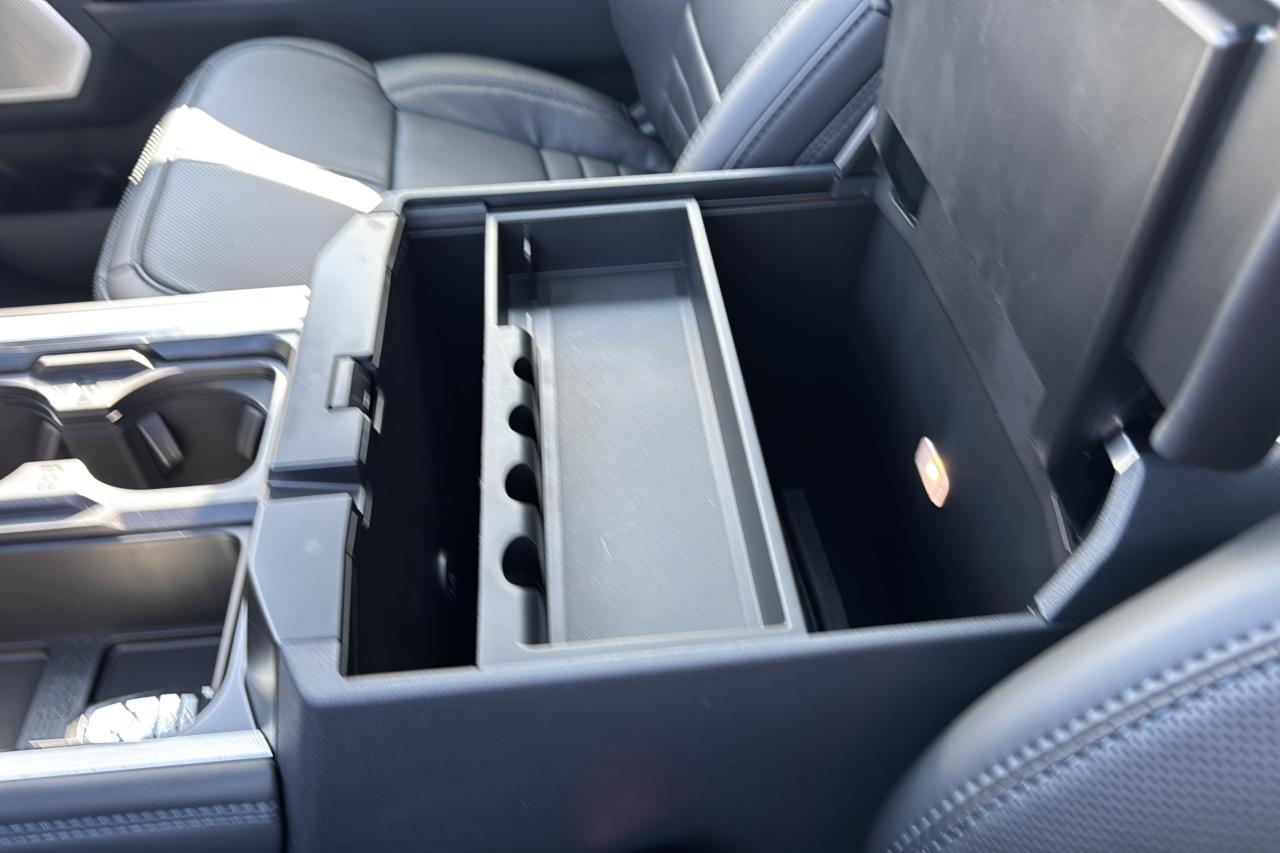 2025 Ford F-350 Super Duty Platinum Photo5
