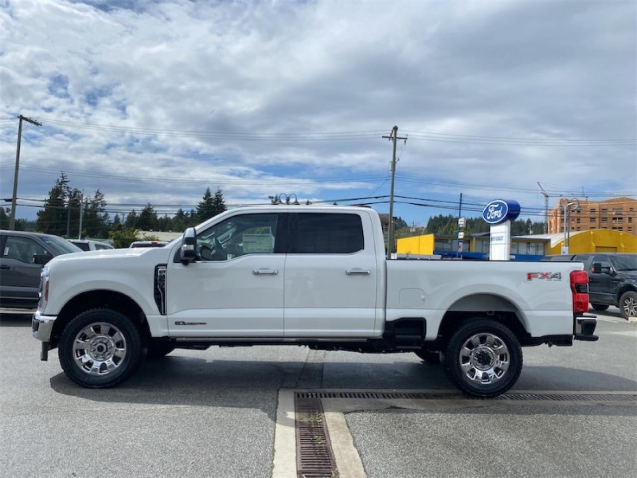 2025 Ford F-350 Super Duty LARIAT  - Moonroof Photo