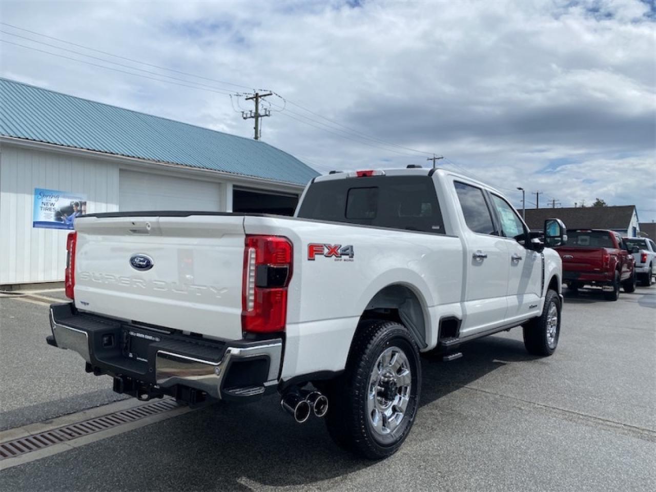 2025 Ford F-350 Super Duty LARIAT  - Moonroof Photo4