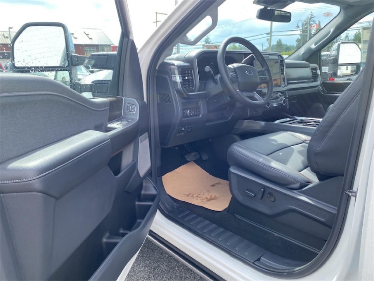 2025 Ford F-350 Super Duty LARIAT  - Moonroof Photo5