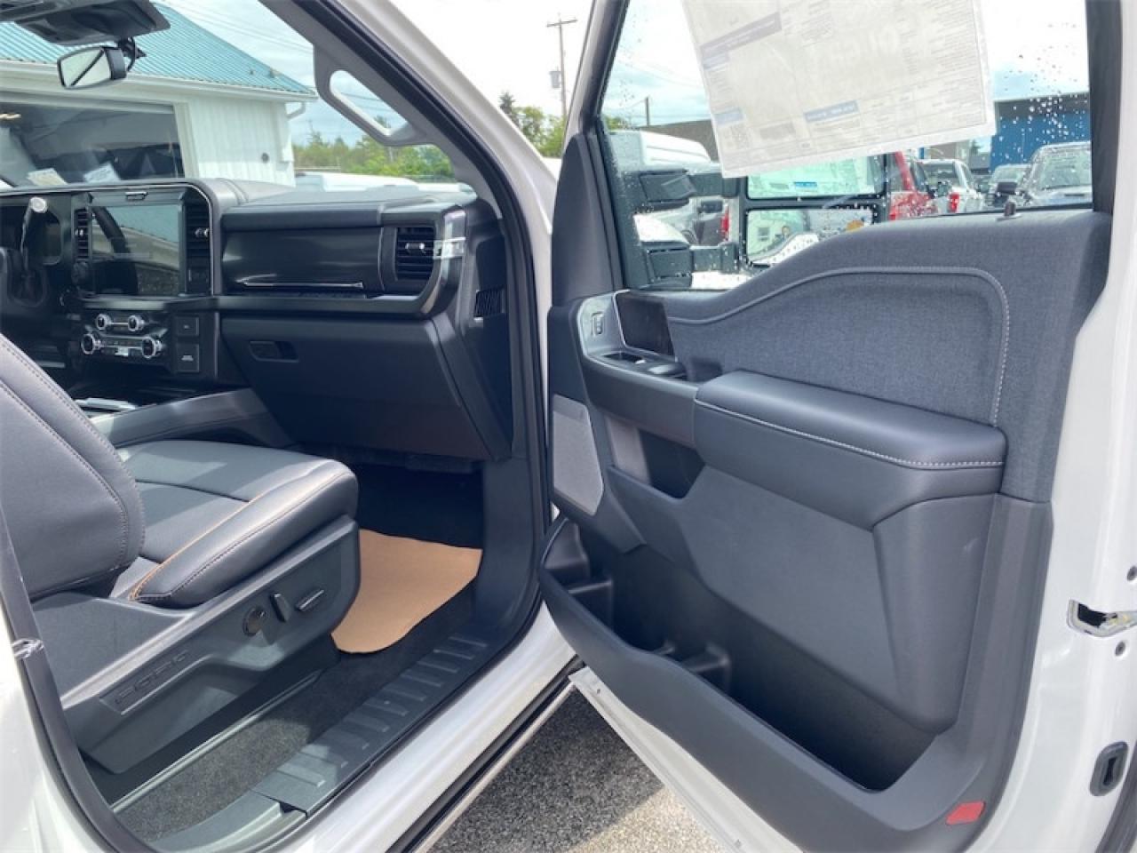 2025 Ford F-350 Super Duty LARIAT  - Moonroof Photo5
