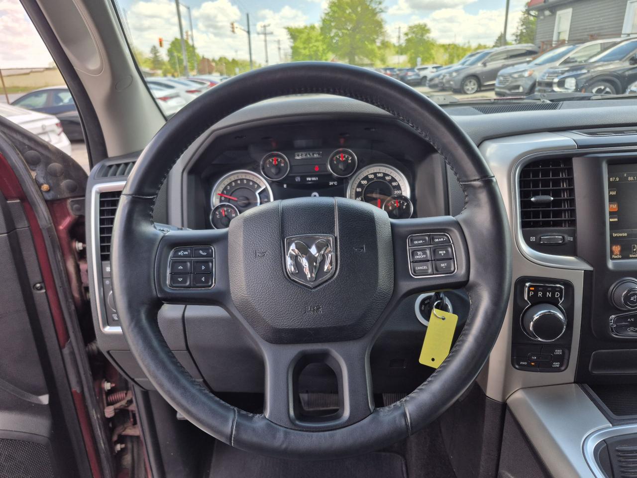 2017 RAM 1500 4WD CREW CAB 140.5" SLT Photo16