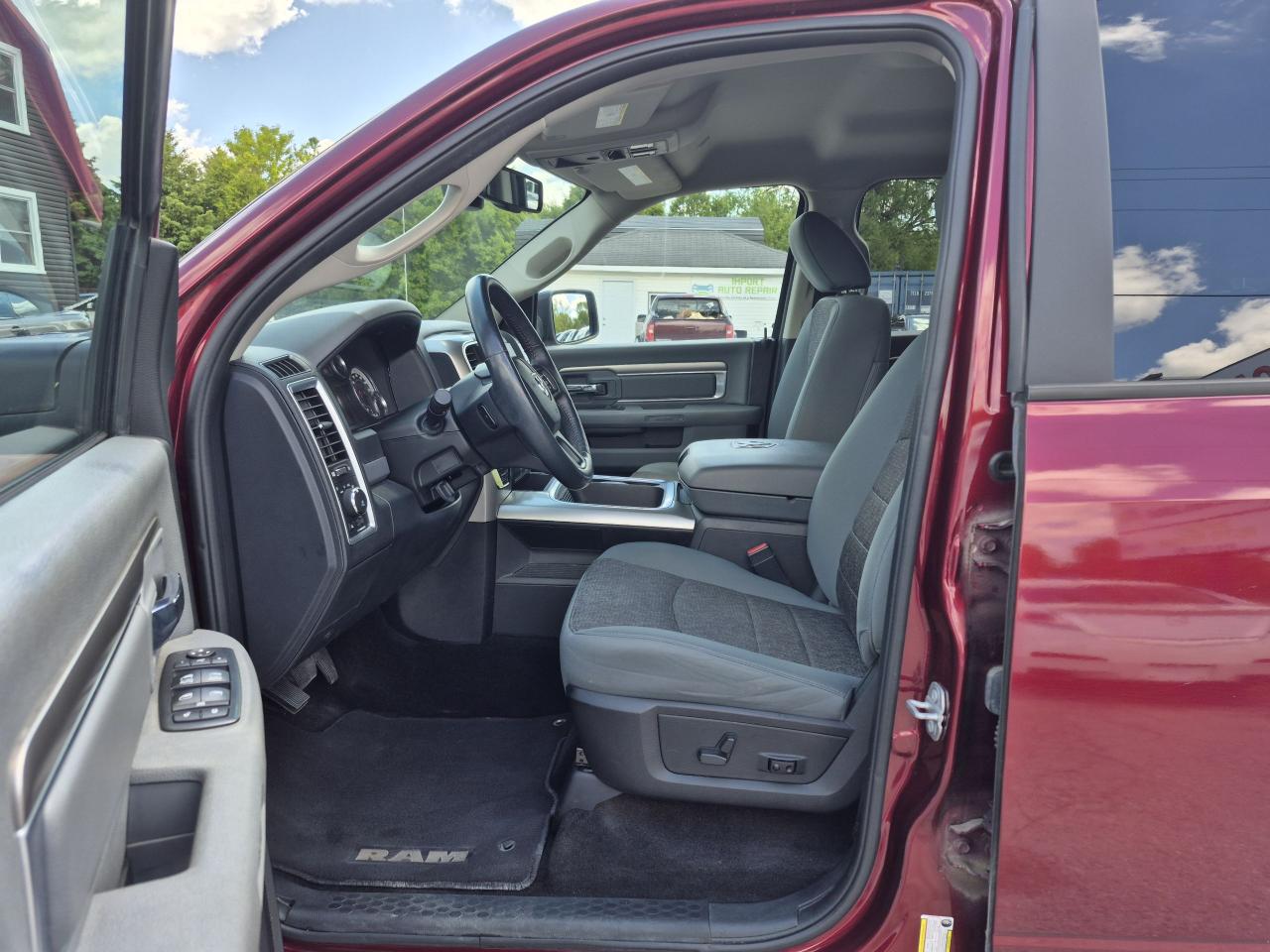2017 RAM 1500 4WD CREW CAB 140.5" SLT Photo34