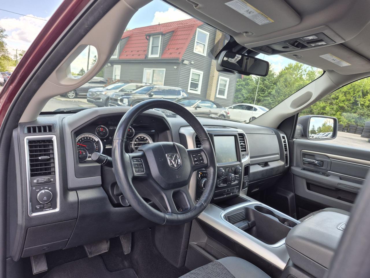2017 RAM 1500 4WD CREW CAB 140.5" SLT Photo11