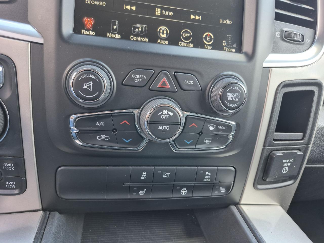 2017 RAM 1500 4WD CREW CAB 140.5" SLT Photo42