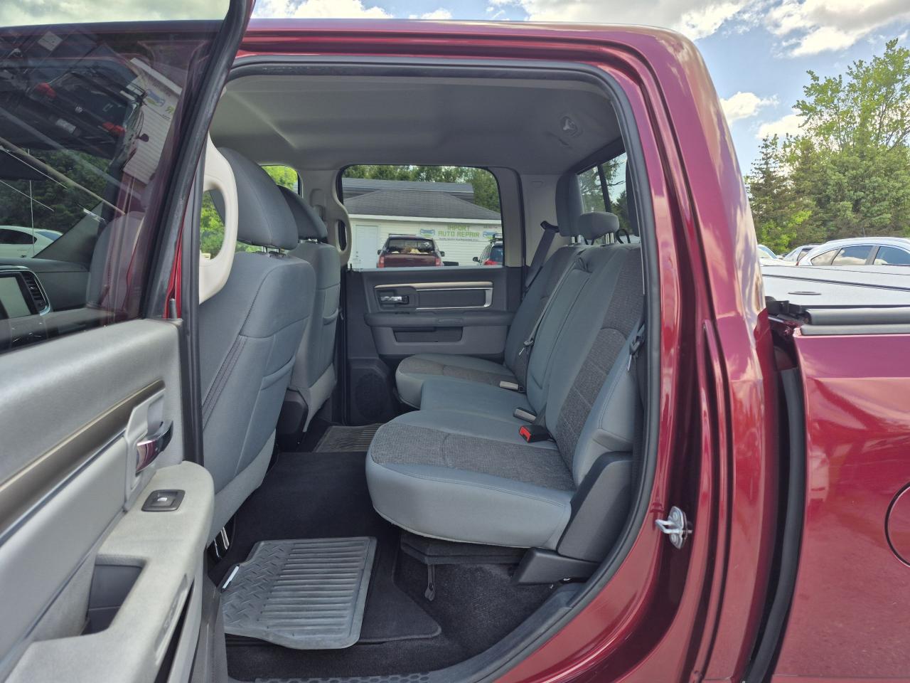 2017 RAM 1500 4WD CREW CAB 140.5" SLT Photo37