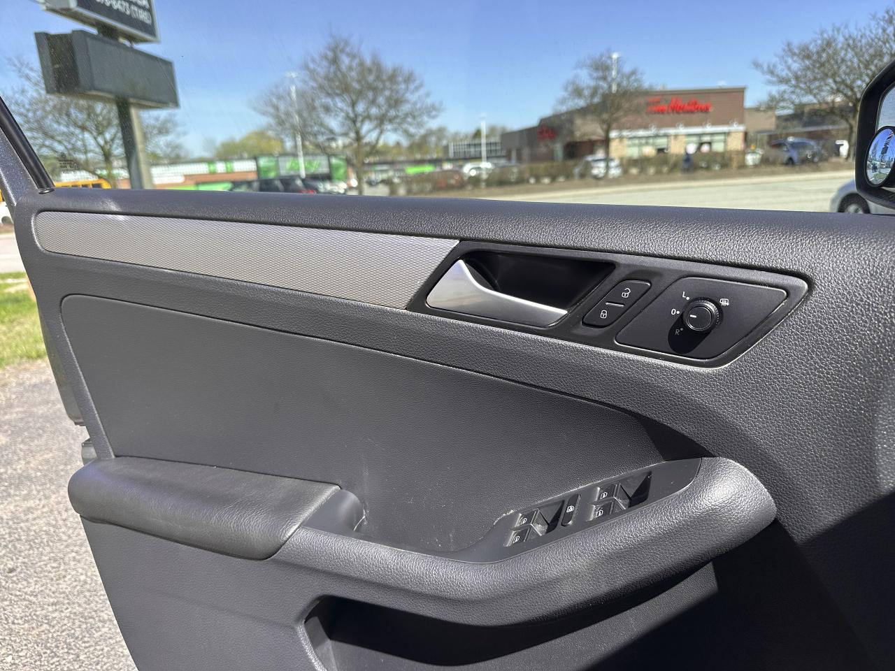 2017 Volkswagen Jetta TRENDLINE+ - Photo #8