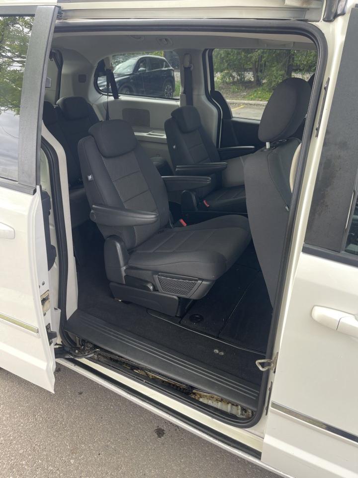 2008 Dodge Grand Caravan SXT    POWER SLIDING DOORS   POWER LIFT GATE - Photo #8