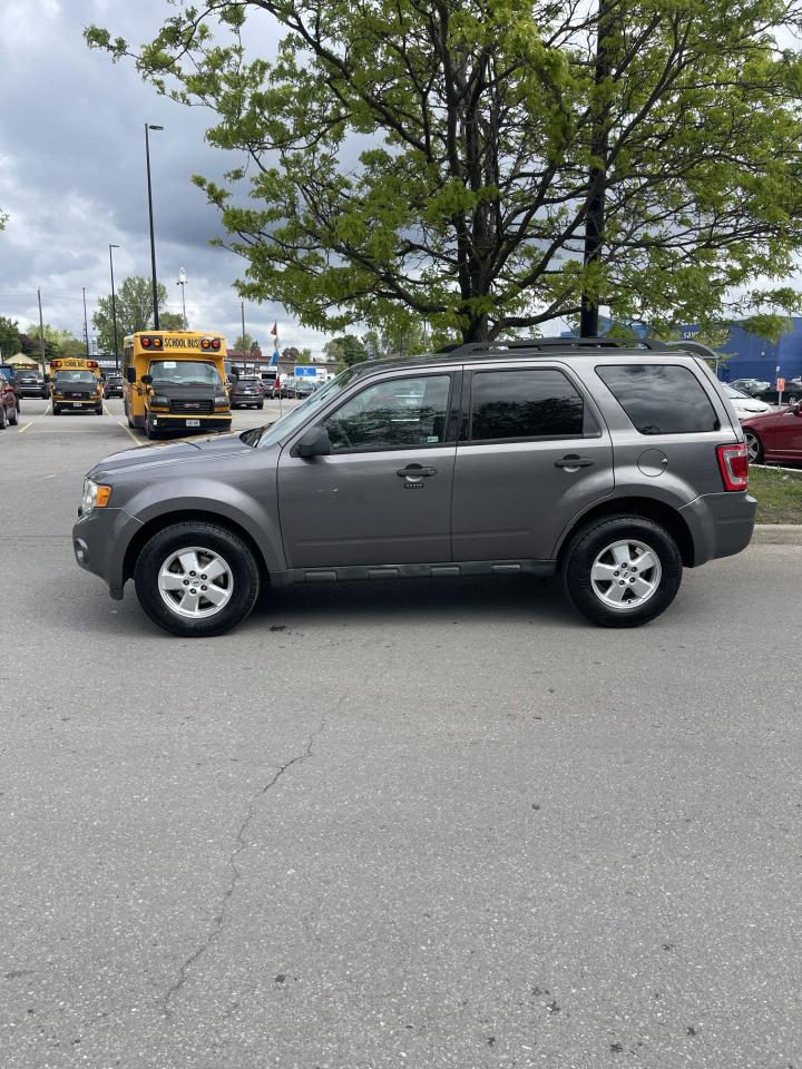 2009 Ford Escape XLT   ONLY 90,000 KMS - Photo #2
