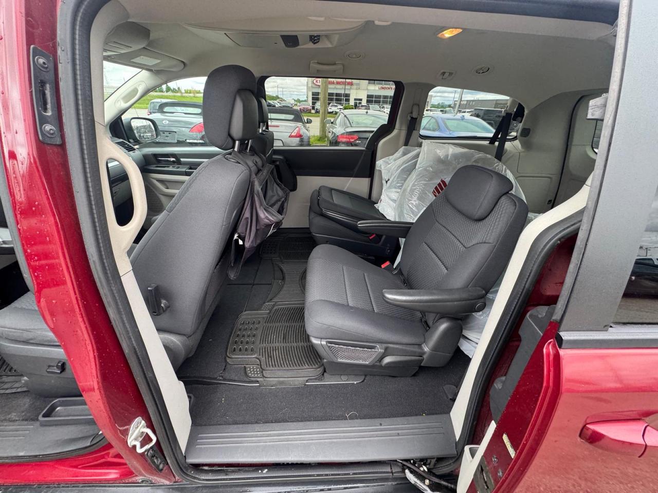 2010 Dodge Grand Caravan SE, STOWNGO, ALLOYS, 3.3L V6, 7 PASSENGER, CERT - Photo #14
