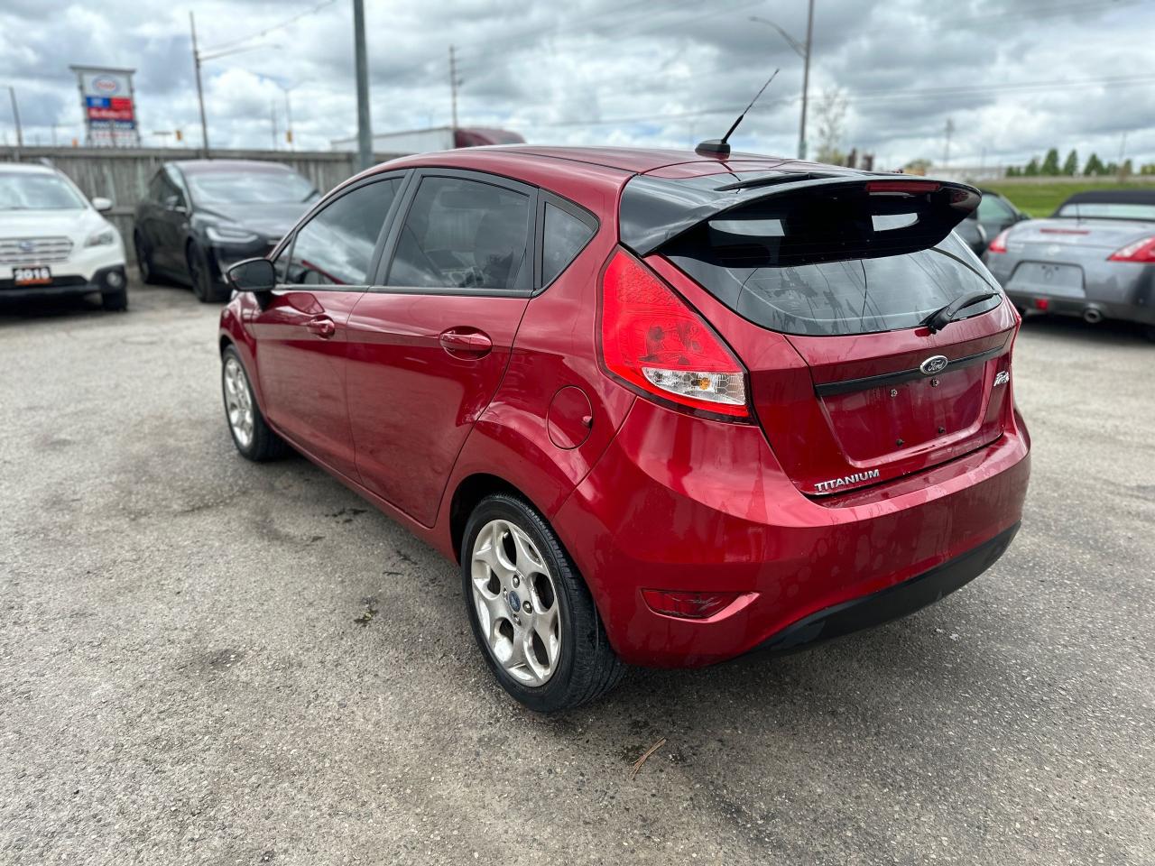 2013 Ford Fiesta TITANIUM, LEATHER, SUNROOF, AUTO, ONLY 96KMS, CERT - Photo #3