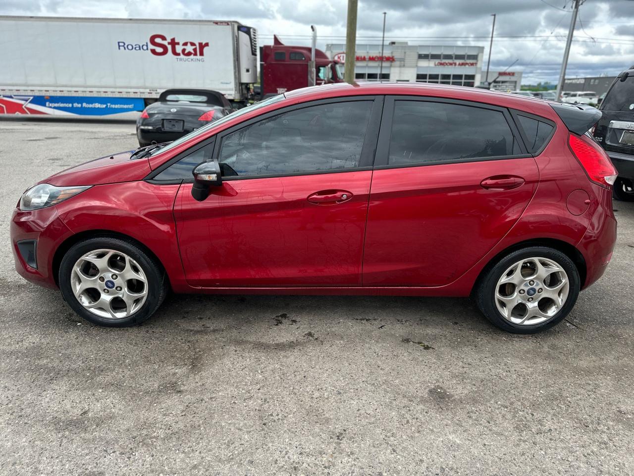 2013 Ford Fiesta TITANIUM, LEATHER, SUNROOF, AUTO, ONLY 96KMS, CERT - Photo #2