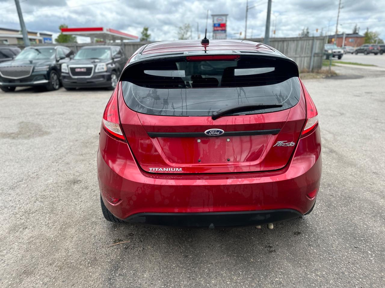 2013 Ford Fiesta TITANIUM, LEATHER, SUNROOF, AUTO, ONLY 96KMS, CERT - Photo #4