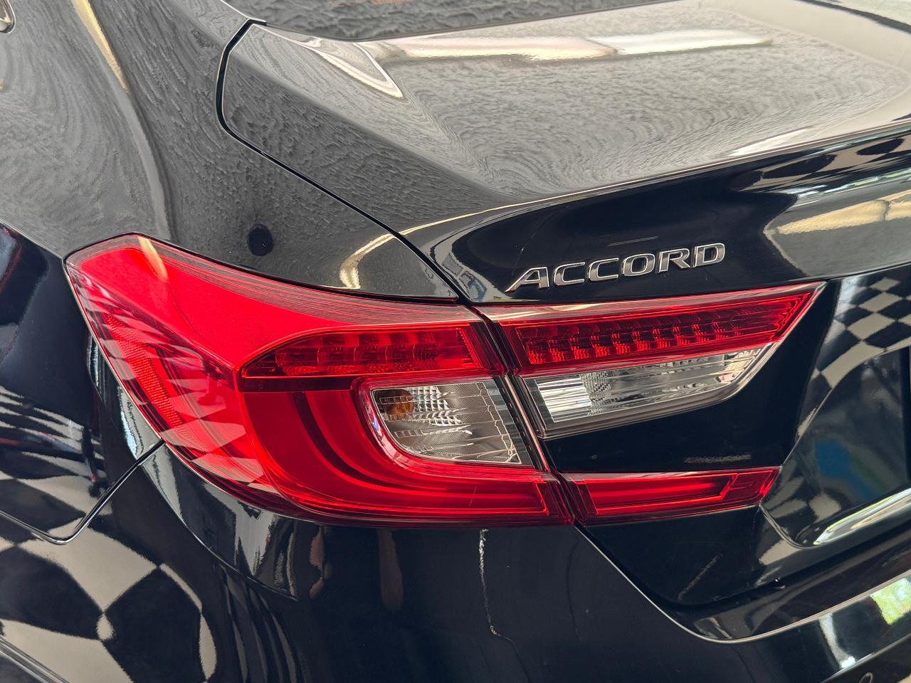 2018 Honda Accord Touring+HUD+New Tires+Adaptive Cruise+CLEAN CARFAX Photo127