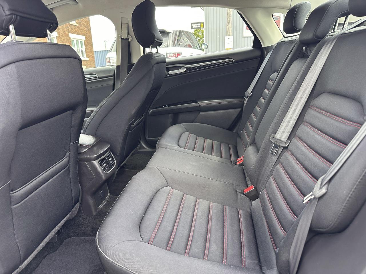 2016 Ford Fusion SE - Photo #9