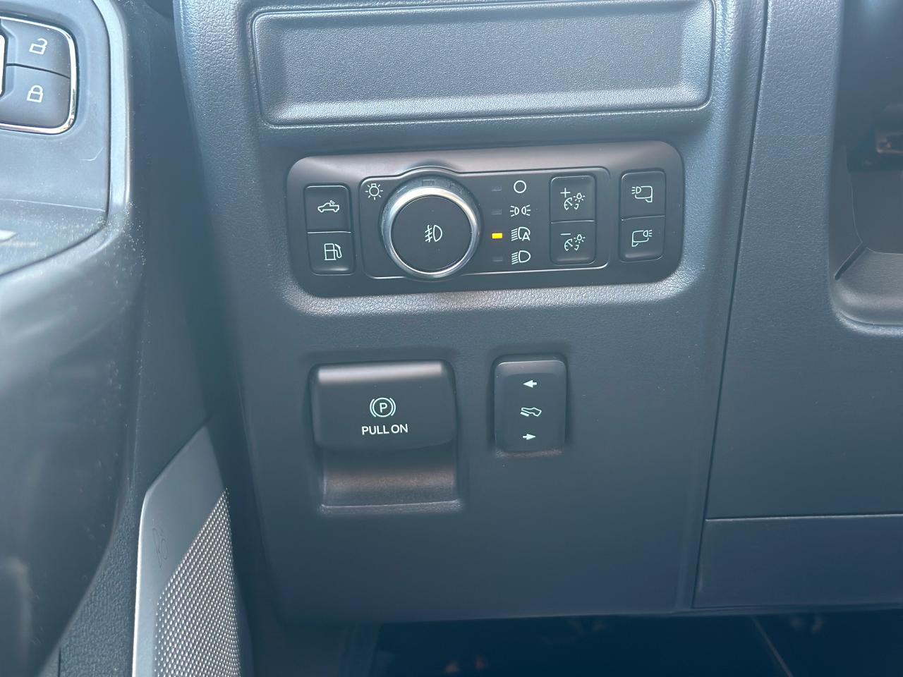 2025 Ford F-150 Lariat 4WD SuperCrew 5.5' Box Photo5