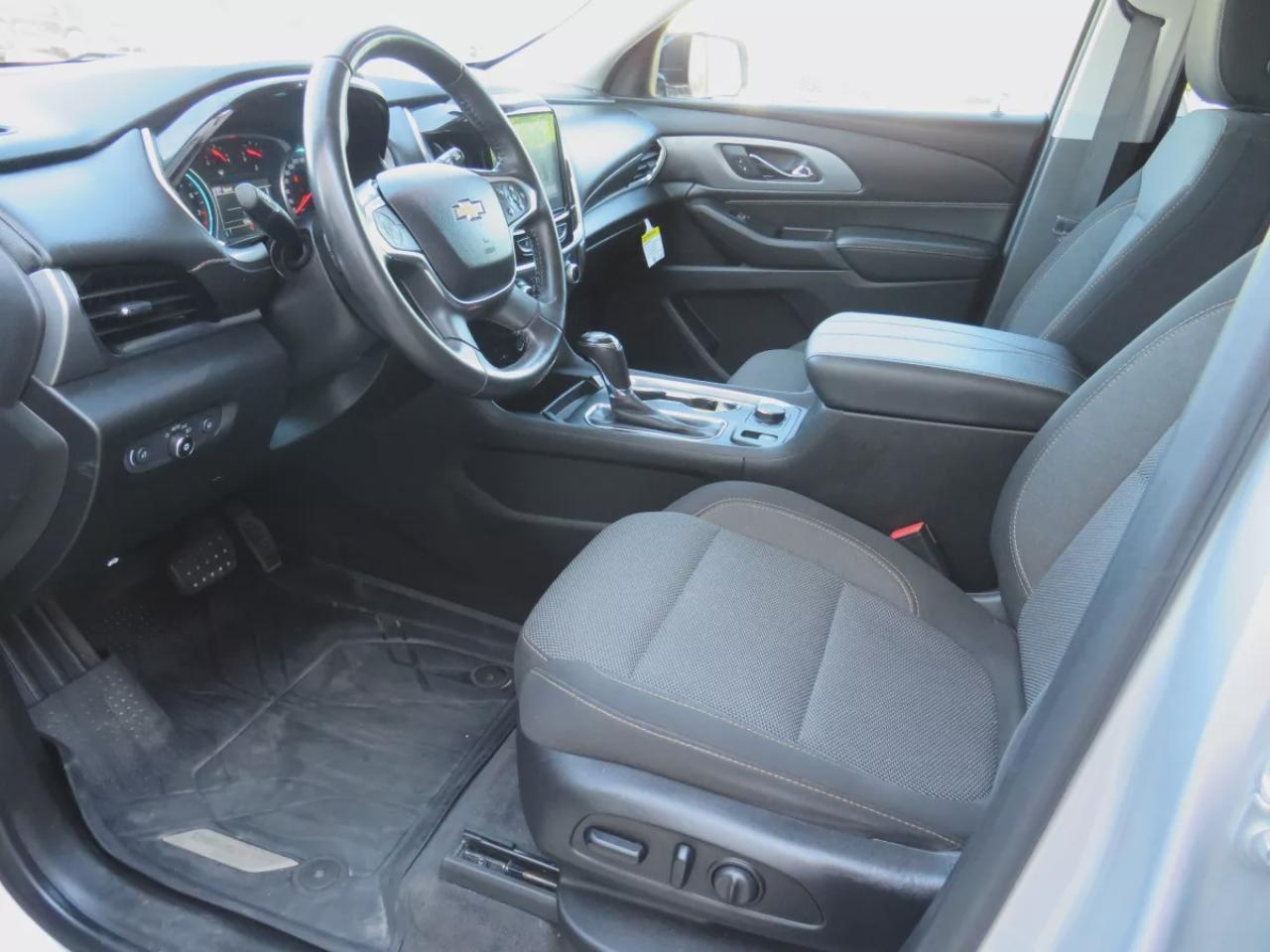 2019 Chevrolet Traverse LT Cloth (**CLEAN TITLE/NO ACCIDENTS!!**SAFETY/CERTIFIED!!**AWD**ALLOY RIMS**RENOTE START**POWER SEATS**DIGITAL TOUCHSCREEN**HEATED SEATS**REVERSE CAMERA**POWER TAILGATE**LEATHER WRAPPED STEERING WHEEL**BLUETOOTH**CRUISE CONTROL**PUSH BUTTON START**DUAL C Photo3