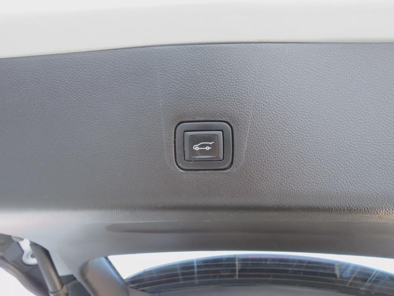 2019 Chevrolet Traverse LT Cloth (**CLEAN TITLE/NO ACCIDENTS!!**SAFETY/CERTIFIED!!**AWD**ALLOY RIMS**RENOTE START**POWER SEATS**DIGITAL TOUCHSCREEN**HEATED SEATS**REVERSE CAMERA**POWER TAILGATE**LEATHER WRAPPED STEERING WHEEL**BLUETOOTH**CRUISE CONTROL**PUSH BUTTON START**DUAL C Photo