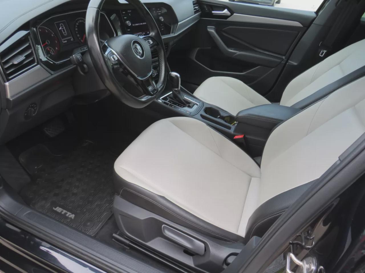 2019 Volkswagen Jetta Highline (**CLEAN TITLE/NO ACCIDENTS!!**SAFETY/CERTIFIED!**ALLOY RIMS**FOG LIGHTS**REMOTE START**SUNROOF**HEATED SEATS**REVERSE CAMERA**PUSH BUTTON START**DIGITAL TOUCHSCREEN**APPLE CARPLAY**ANDROID AUTO**DUAL CLIMATE CONTROL**ANDROID AUTO**LEATHER WRAPPE Photo