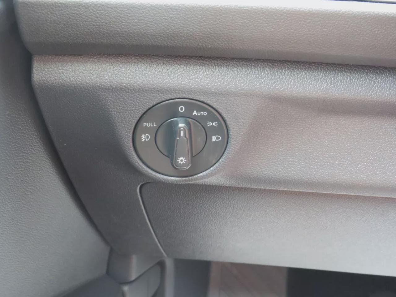 2019 Volkswagen Jetta Highline (**CLEAN TITLE/NO ACCIDENTS!!**SAFETY/CERTIFIED!**ALLOY RIMS**FOG LIGHTS**REMOTE START**SUNROOF**HEATED SEATS**REVERSE CAMERA**PUSH BUTTON START**DIGITAL TOUCHSCREEN**APPLE CARPLAY**ANDROID AUTO**DUAL CLIMATE CONTROL**ANDROID AUTO**LEATHER WRAPPE Photo