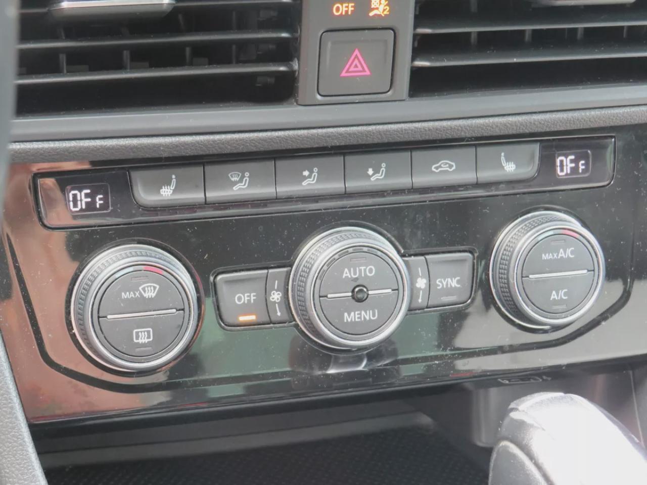 2019 Volkswagen Jetta Highline (**CLEAN TITLE/NO ACCIDENTS!!**SAFETY/CERTIFIED!**ALLOY RIMS**FOG LIGHTS**REMOTE START**SUNROOF**HEATED SEATS**REVERSE CAMERA**PUSH BUTTON START**DIGITAL TOUCHSCREEN**APPLE CARPLAY**ANDROID AUTO**DUAL CLIMATE CONTROL**ANDROID AUTO**LEATHER WRAPPE Photo