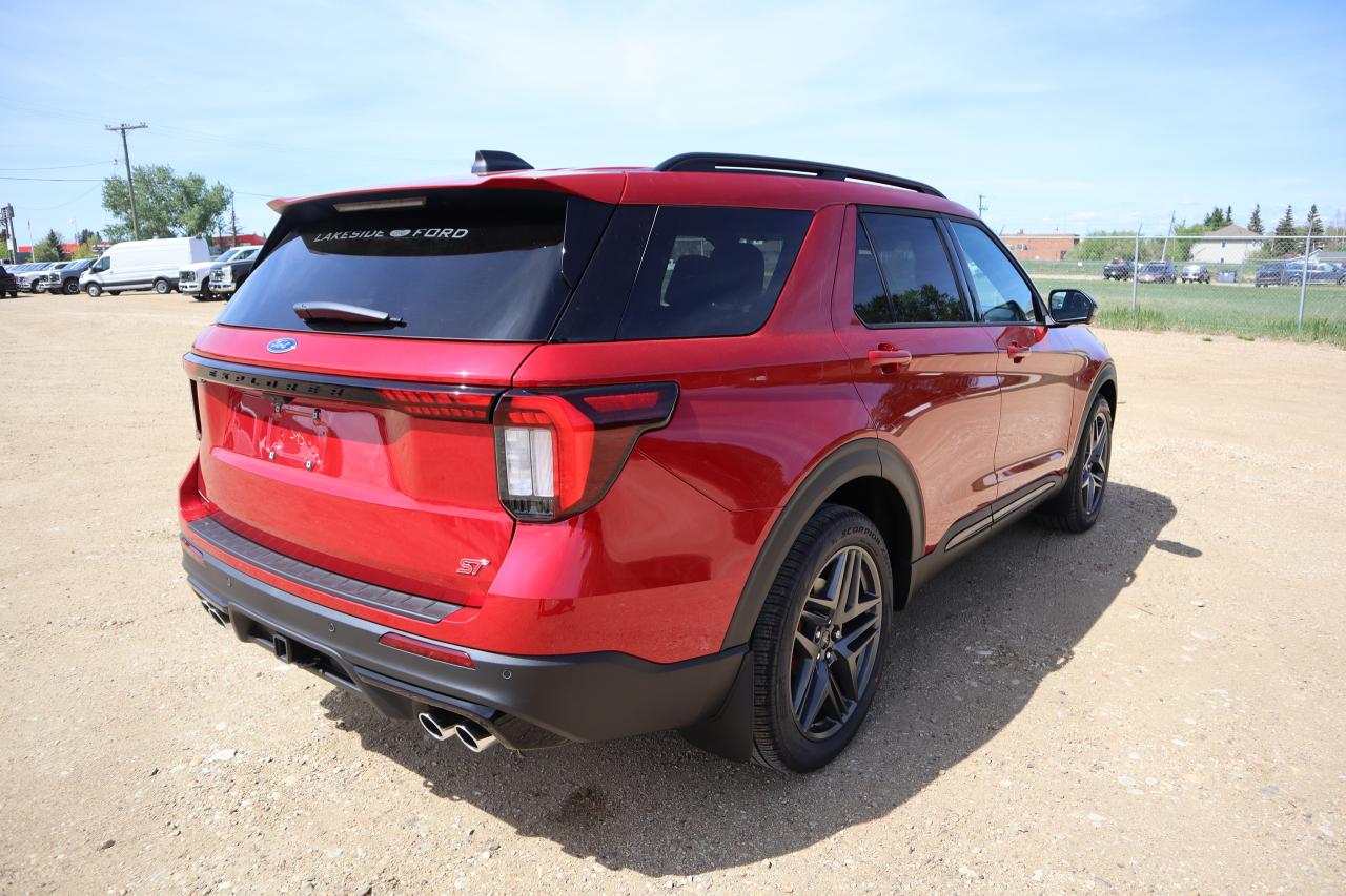 2025 Ford Explorer ST Photo4