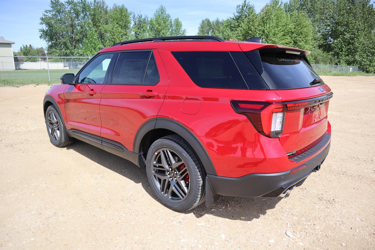 2025 Ford Explorer ST Photo3