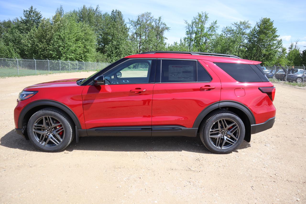 2025 Ford Explorer ST Photo2