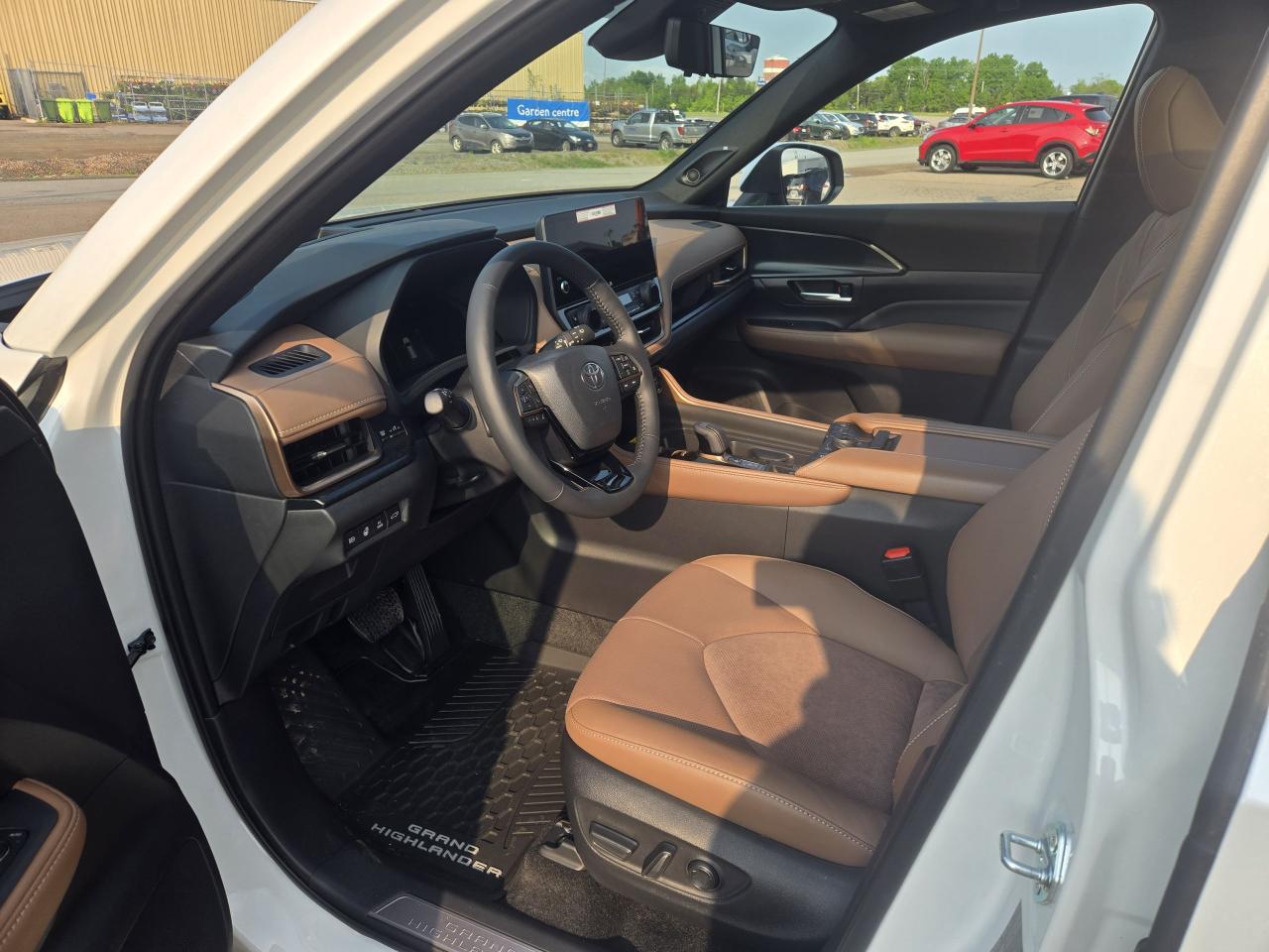 2025 Toyota Grand Highlander GRAND HIGHLANDER PLATINUM HYBR Photo