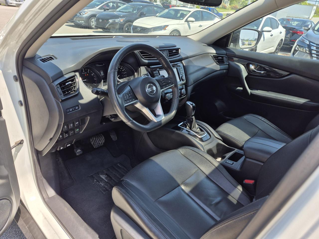 2017 Nissan Rogue SL Platinum Photo23