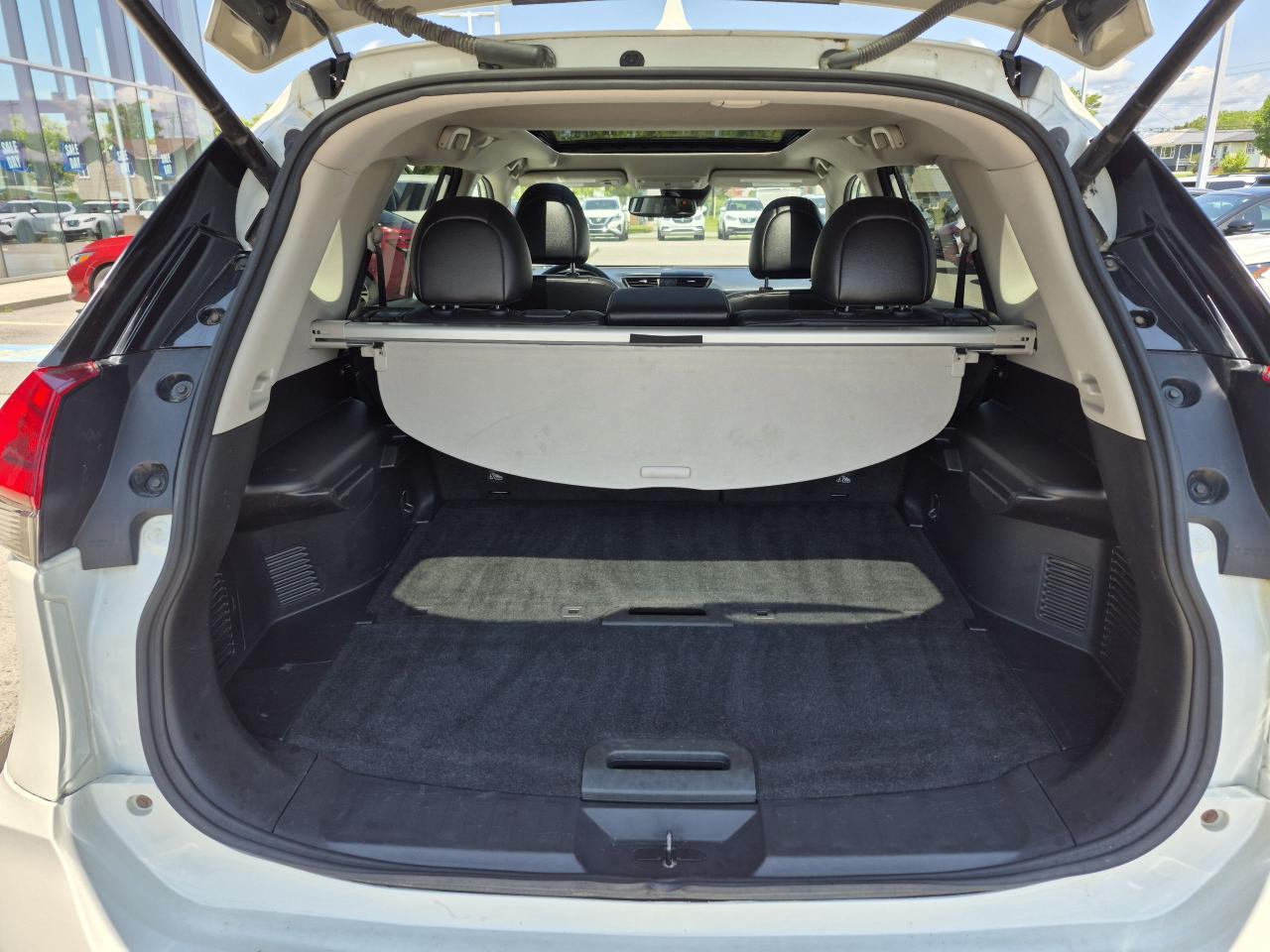 2017 Nissan Rogue SL Platinum Photo32