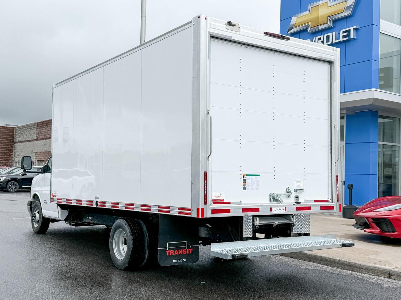 2024 Chevrolet Express Cutaway 4500 4500 Van 6.6L V8, CLOTH SEATS, AIR CONDITIONING, CRUISE CONTROL, MP3 PLAYER Photo2