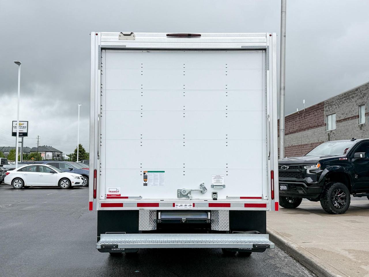 2024 Chevrolet Express Cutaway 4500 4500 Van 6.6L V8, CLOTH SEATS, AIR CONDITIONING, CRUISE CONTROL, MP3 PLAYER Photo