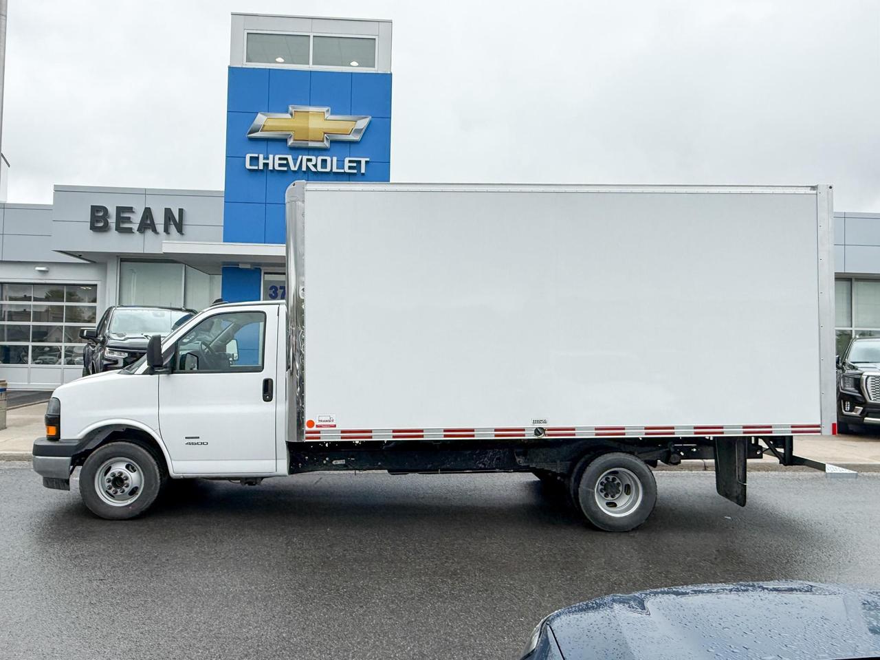 2024 Chevrolet Express Cutaway 4500 4500 Van 6.6L V8, CLOTH SEATS, AIR CONDITIONING, CRUISE CONTROL, MP3 PLAYER Photo1