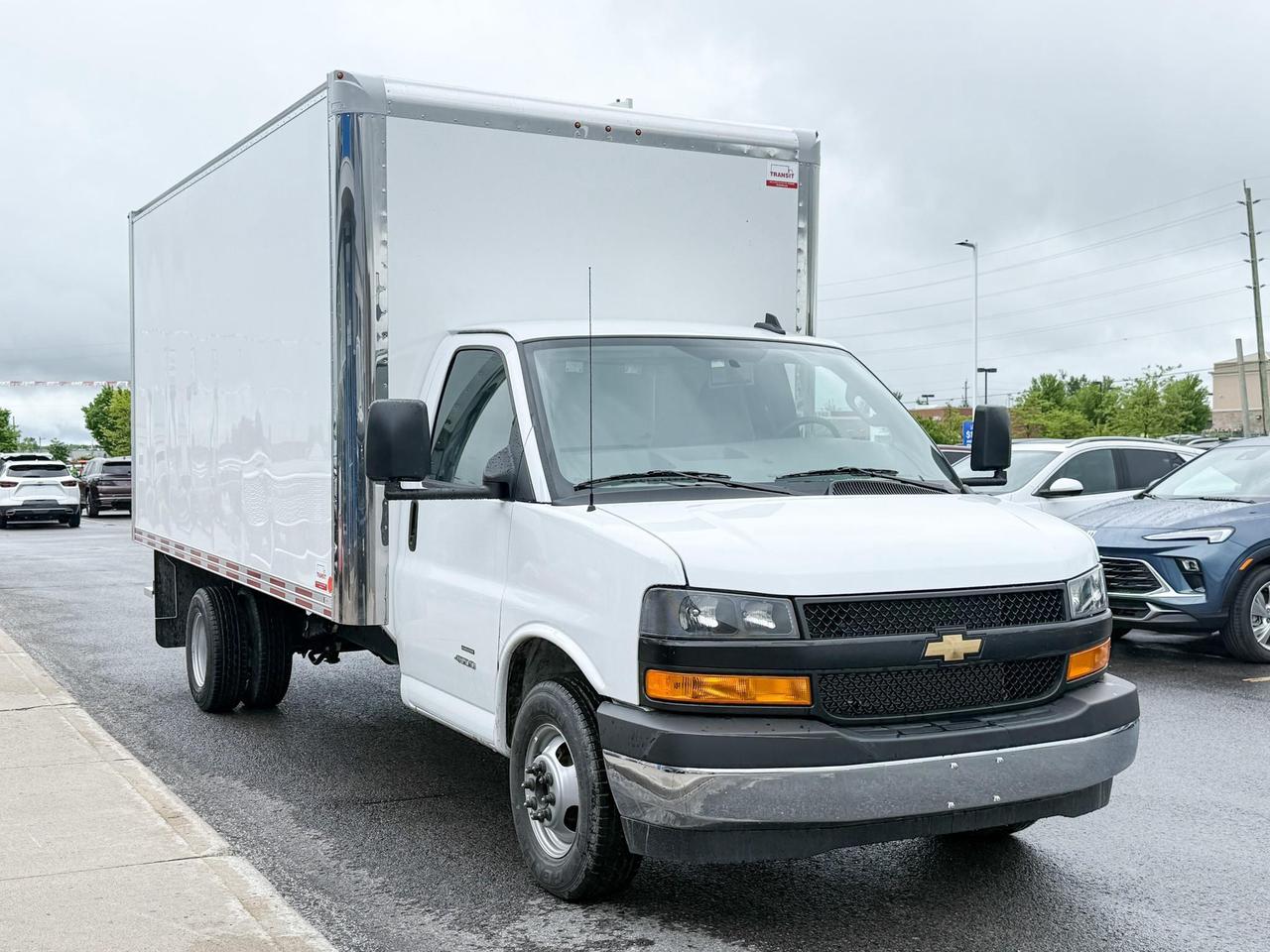 2024 Chevrolet Express Cutaway 4500 4500 Van 6.6L V8, CLOTH SEATS, AIR CONDITIONING, CRUISE CONTROL, MP3 PLAYER Photo