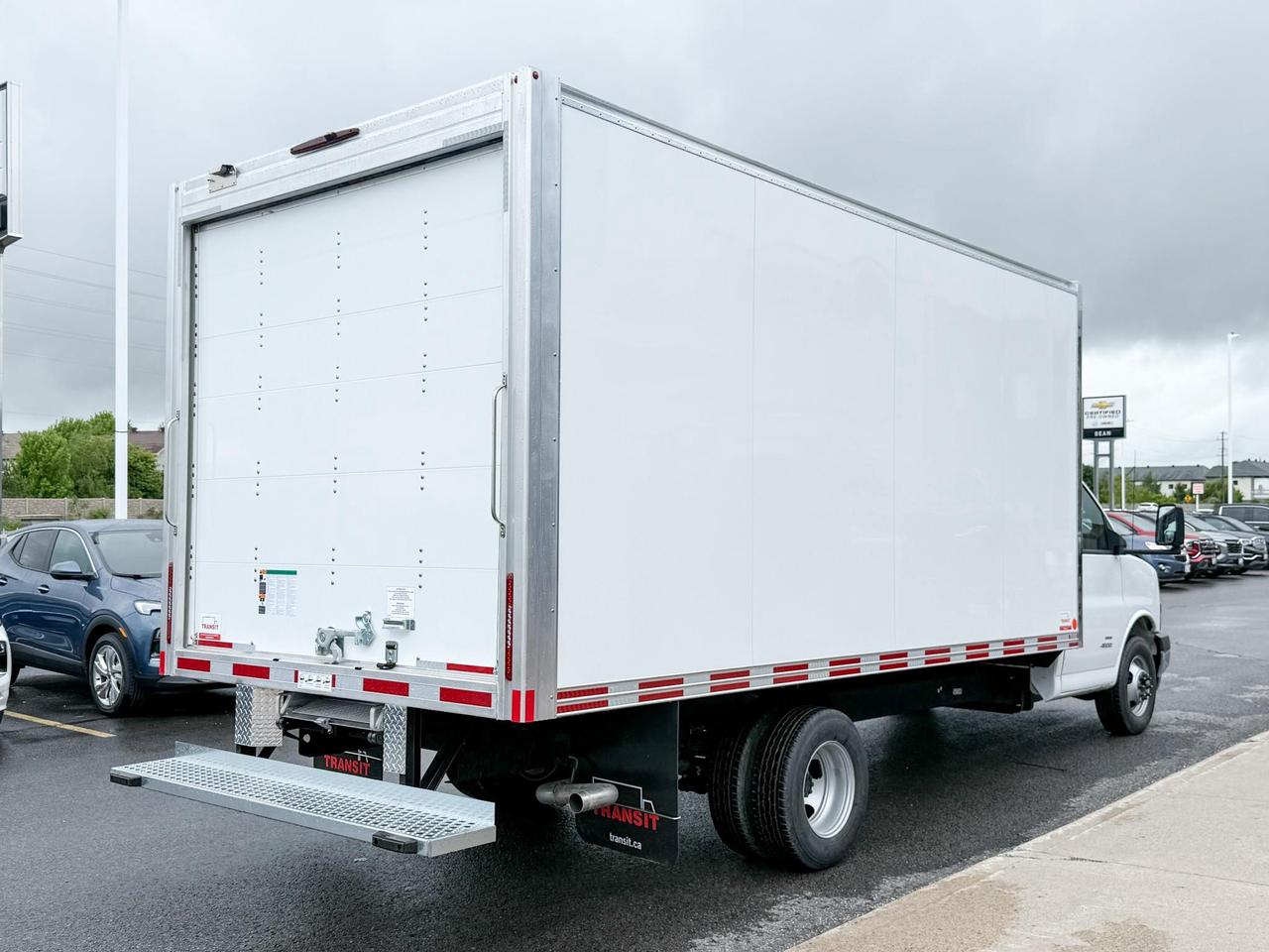 2024 Chevrolet Express Cutaway 4500 4500 Van 6.6L V8, CLOTH SEATS, AIR CONDITIONING, CRUISE CONTROL, MP3 PLAYER Photo