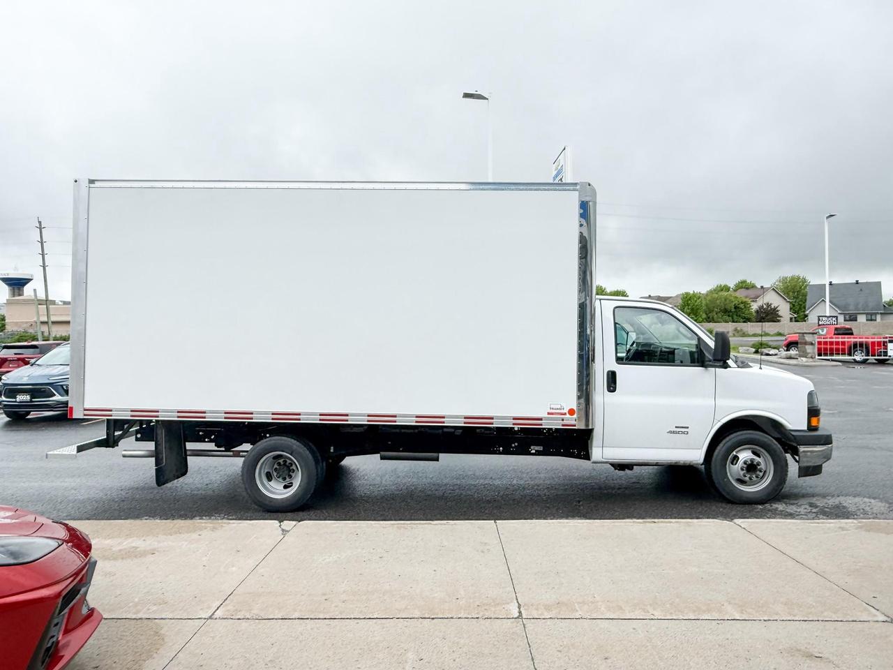 2024 Chevrolet Express Cutaway 4500 4500 Van 6.6L V8, CLOTH SEATS, AIR CONDITIONING, CRUISE CONTROL, MP3 PLAYER Photo