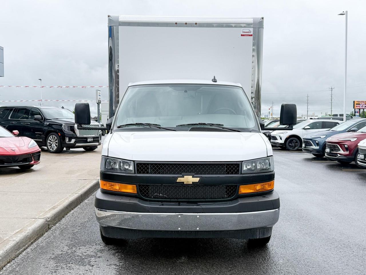 2024 Chevrolet Express Cutaway 4500 4500 Van 6.6L V8, CLOTH SEATS, AIR CONDITIONING, CRUISE CONTROL, MP3 PLAYER Photo