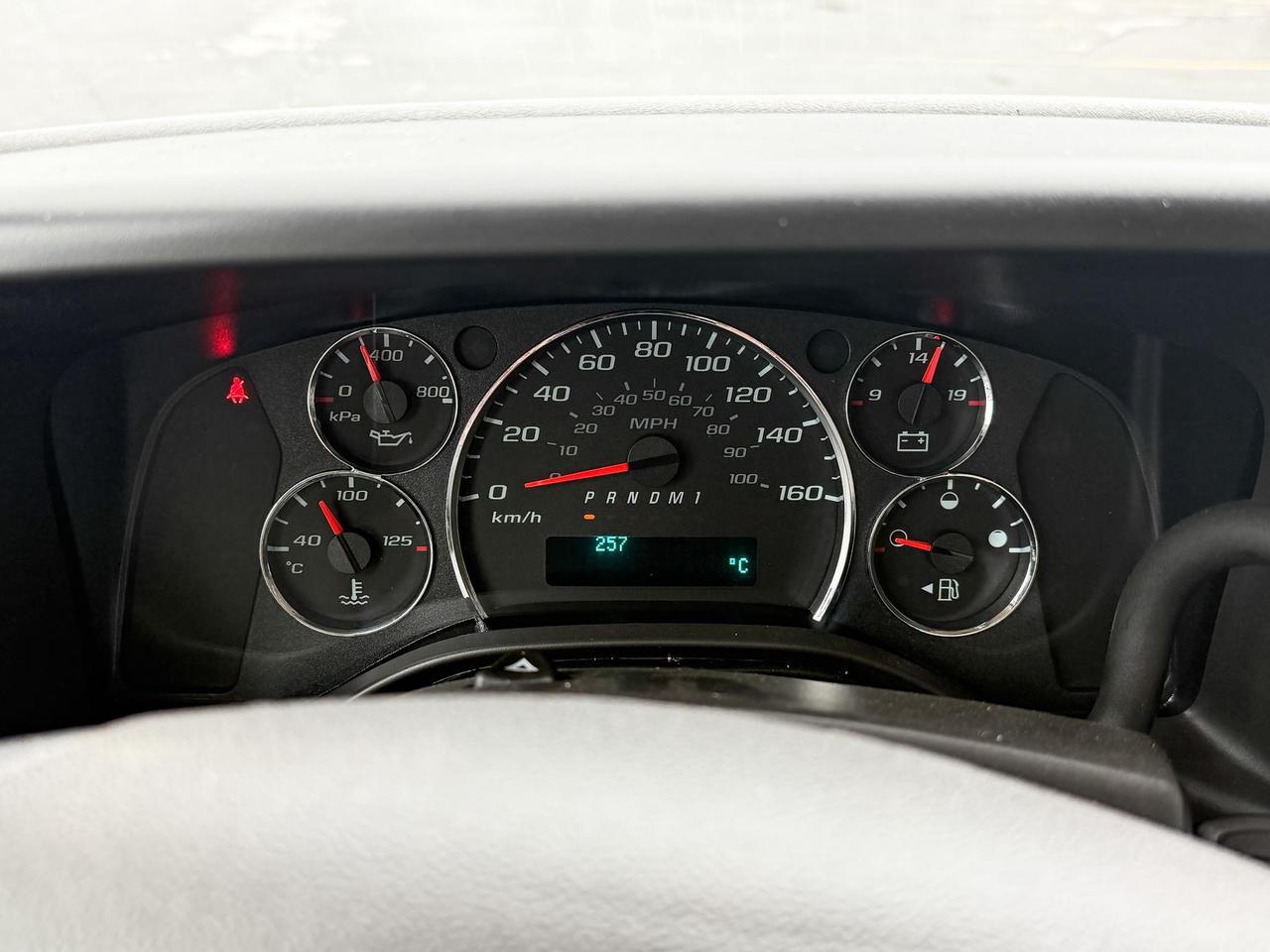 2024 Chevrolet Express Cutaway 4500 4500 Van 6.6L V8, CLOTH SEATS, AIR CONDITIONING, CRUISE CONTROL, MP3 PLAYER Photo