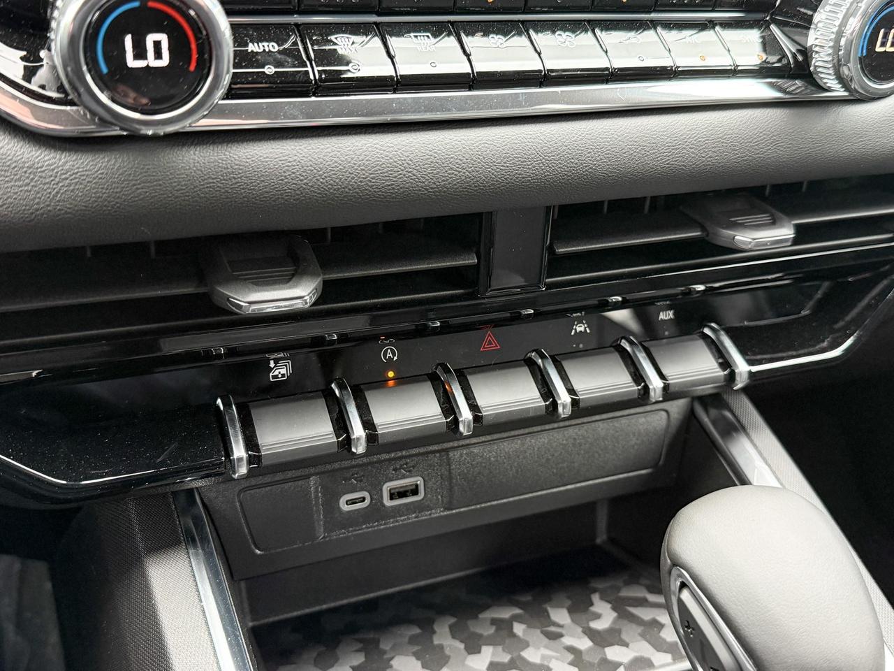 2025 GMC Canyon Elevation 2.7L 4 CYL WITH REMOTE START/ENTRY, HEATED SEATS, HD SURROUND VISION, TRAILER BRAKE CONTROLLER, APPLE CARPLAY AND ANDROID AUTO Photo