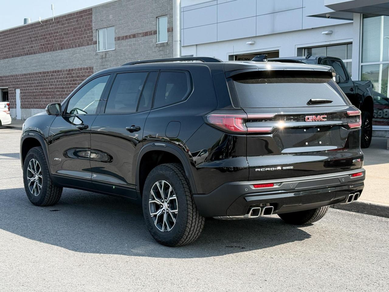 2025 GMC Acadia AT4 2.5L 4 CYL WITH REMOTE START/ENTRY, HEATED SEATS, HEATED STEERING WHEEL, POWER LIFTGATE, HD SURROUND SOUND Photo2