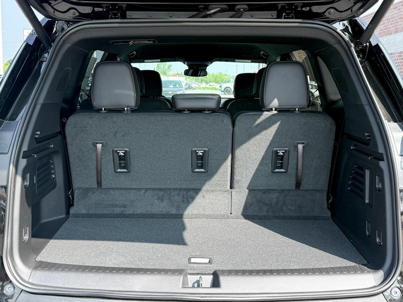 2025 GMC Acadia AT4 2.5L 4 CYL WITH REMOTE START/ENTRY, HEATED SEATS, HEATED STEERING WHEEL, POWER LIFTGATE, HD SURROUND SOUND Photo