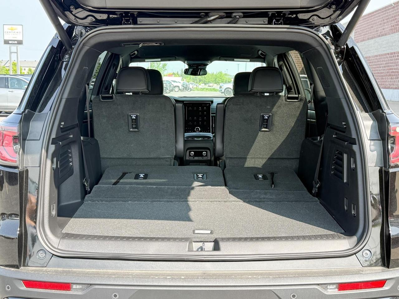 2025 GMC Acadia AT4 2.5L 4 CYL WITH REMOTE START/ENTRY, HEATED SEATS, HEATED STEERING WHEEL, POWER LIFTGATE, HD SURROUND SOUND Photo