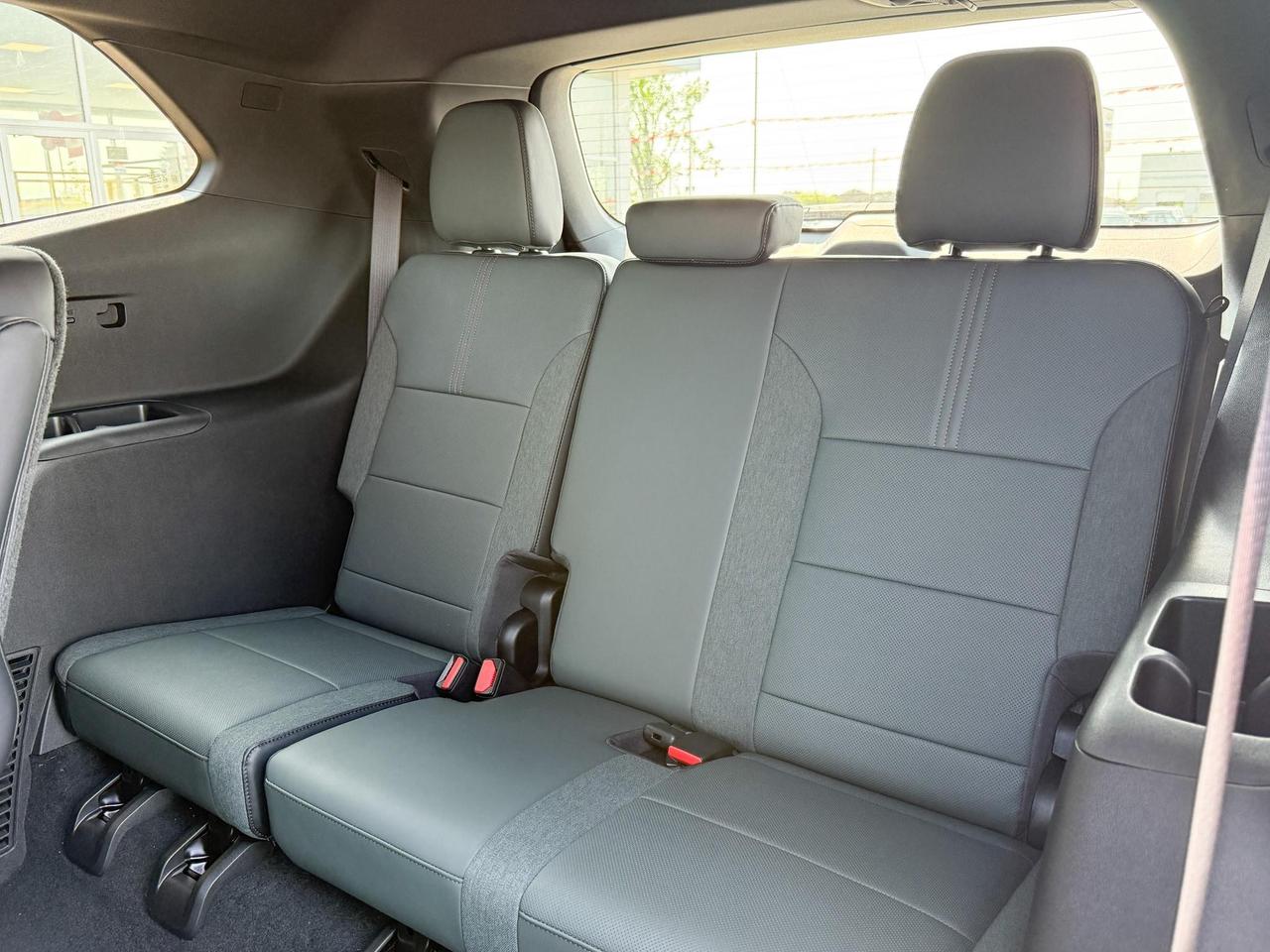2025 GMC Acadia AT4 2.5L 4 CYL WITH REMOTE START/ENTRY, HEATED SEATS, HEATED STEERING WHEEL, POWER LIFTGATE, HD SURROUND SOUND Photo