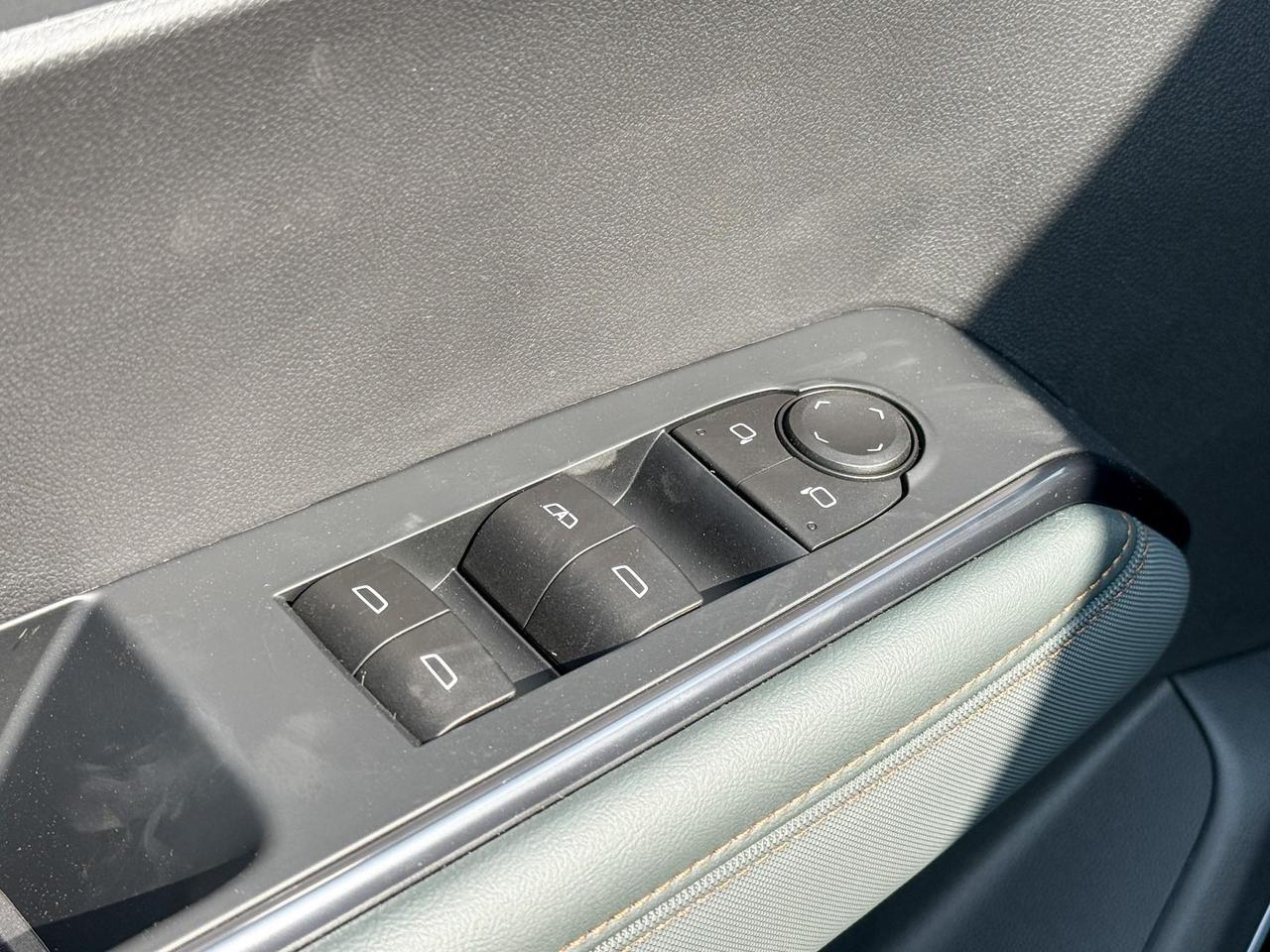 2025 GMC Acadia AT4 2.5L 4 CYL WITH REMOTE START/ENTRY, HEATED SEATS, HEATED STEERING WHEEL, POWER LIFTGATE, HD SURROUND SOUND Photo