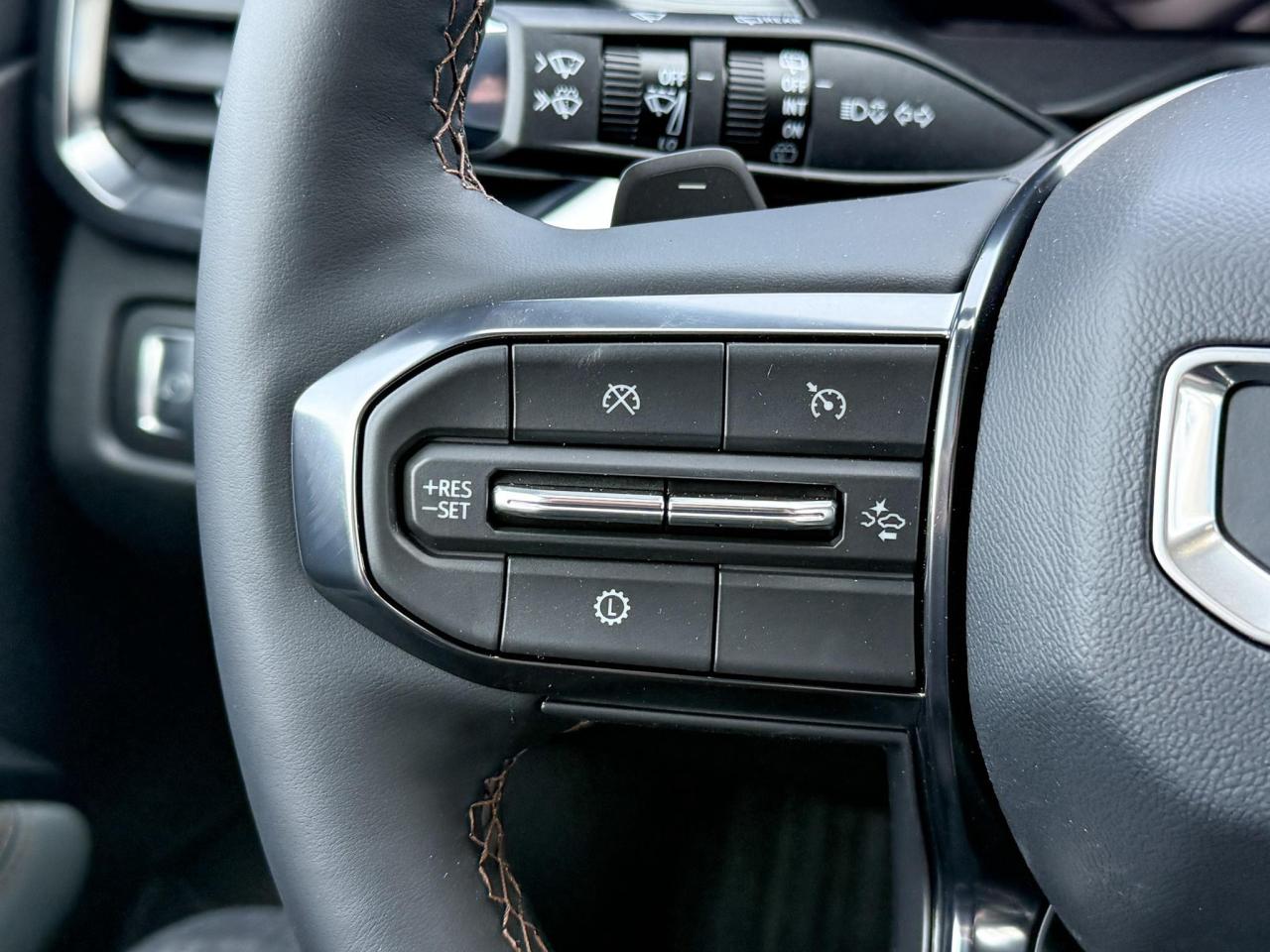 2025 GMC Acadia AT4 2.5L 4 CYL WITH REMOTE START/ENTRY, HEATED SEATS, HEATED STEERING WHEEL, POWER LIFTGATE, HD SURROUND SOUND Photo