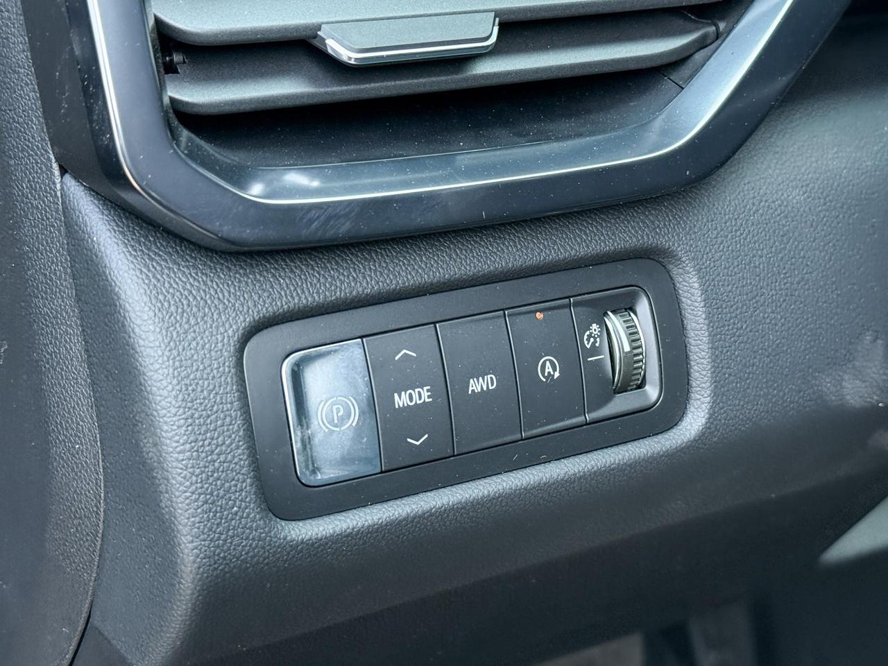 2025 GMC Acadia AT4 2.5L 4 CYL WITH REMOTE START/ENTRY, HEATED SEATS, HEATED STEERING WHEEL, POWER LIFTGATE, HD SURROUND SOUND Photo