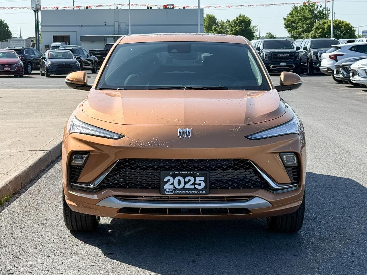 2025 Buick Envista Avenir 1.2L 3CYL WITH REMOTE START/ENTRY, HEATED SEATS, HEATED STEERING WHEEL, SUNROOF, POWER LIFTGATE, ANDROID AUTO AND APPLE CARPLAY Photo