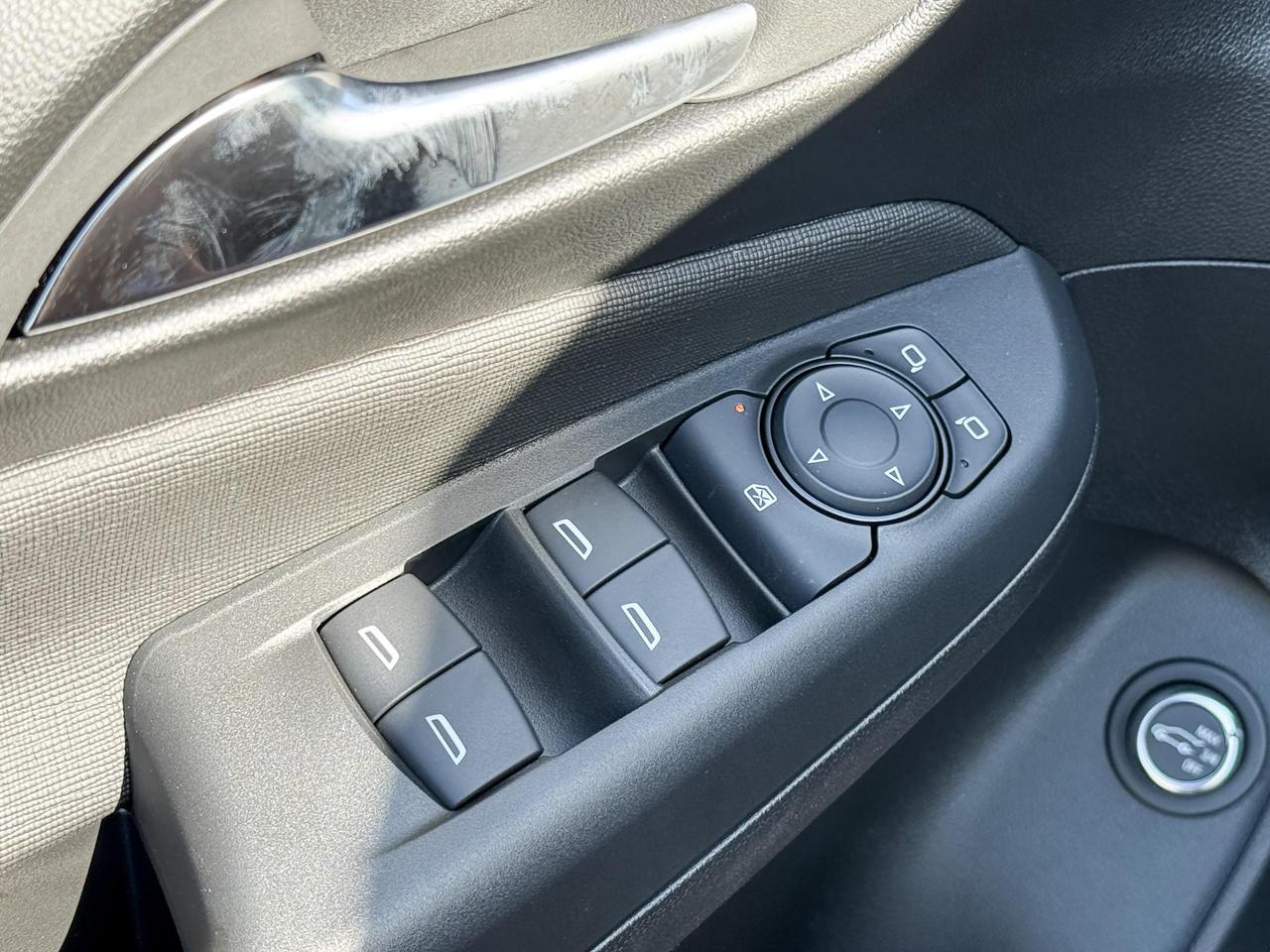 2025 Buick Envista Avenir 1.2L 3CYL WITH REMOTE START/ENTRY, HEATED SEATS, HEATED STEERING WHEEL, SUNROOF, POWER LIFTGATE, ANDROID AUTO AND APPLE CARPLAY Photo